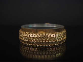 Vente aux enchères 	Bracelet souple en or jaune 750, à décor de croisillons. Larg. 1,7 cm