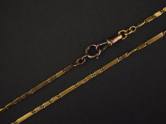 Vente aux enchères Petite giletière en or jaune 750, à décor de grecques.  Long. 34,5 cm 