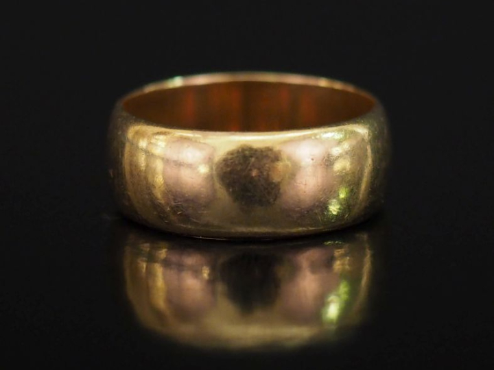 Bague jonc en or jaune 750. Larg. 0,8 cm TDD. 58 Poids. 5,81 g   