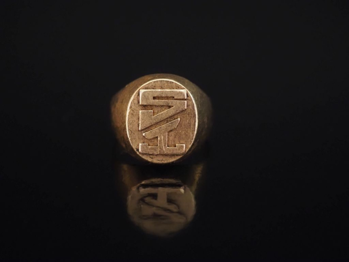 Bague de forme chevalière en or jaune 750, à décor de monogramme. TDD.