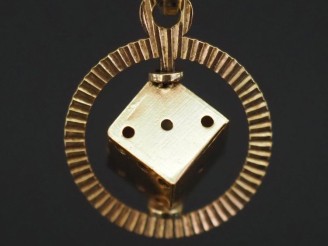 Vente aux enchères Pendentif circulaire en or jaune 750, à décor d'un dé mobile sur un ax