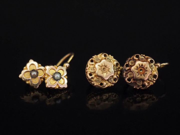 Paire de perces oreilles Napoléon III en or jaune 750, à décor en son 
