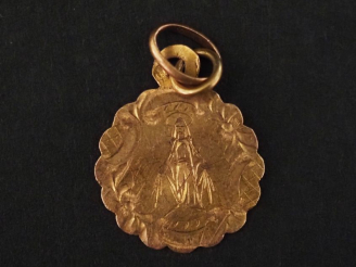 Vente aux enchères Petite médaille religieuse polylobée en or jaune 750, à décor gravé d'