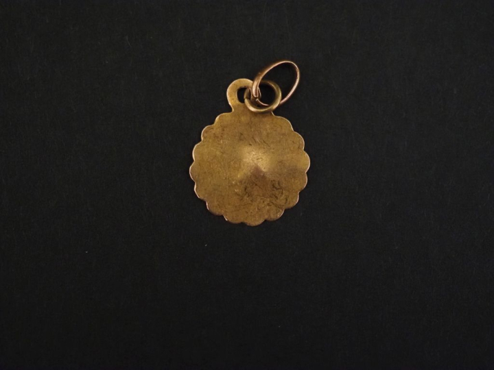 Petite médaille religieuse polylobée en or jaune 750, à décor gravé d'