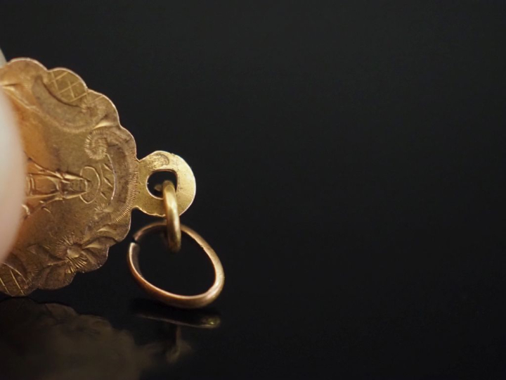 Petite médaille religieuse polylobée en or jaune 750, à décor gravé d'