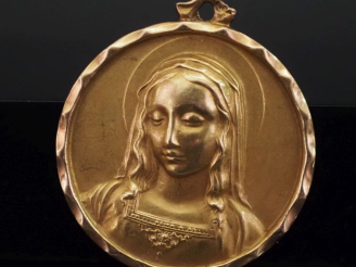 Vente aux enchères Importante médaille religieuse en or jaune 585, figurant la Sainte Vie