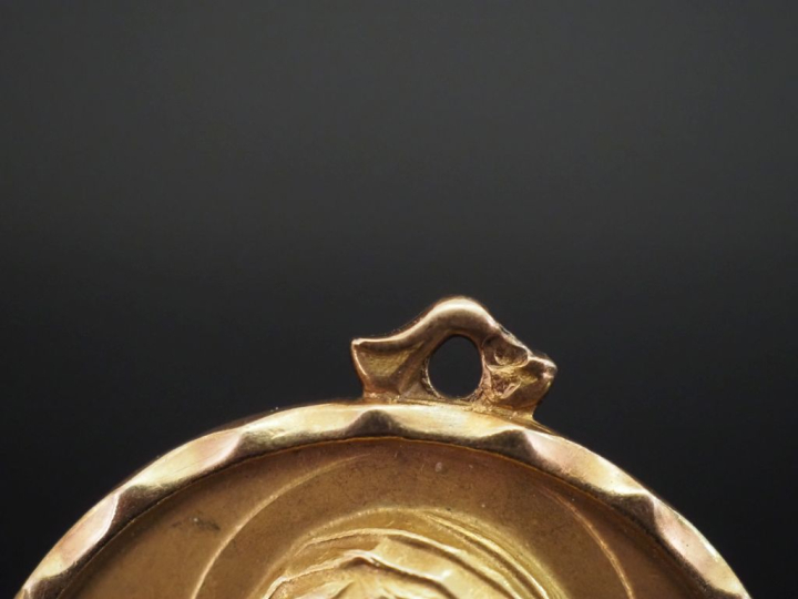 Importante médaille religieuse en or jaune 585, figurant la Sainte Vie