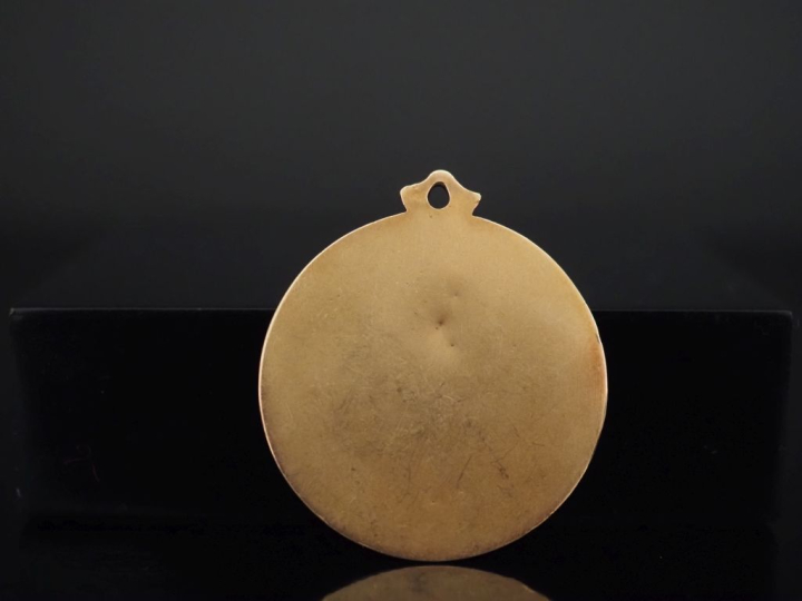 Importante médaille religieuse en or jaune 585, figurant la Sainte Vie