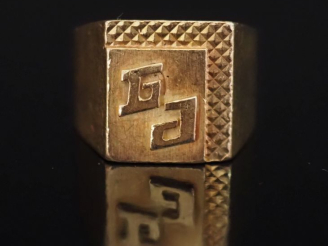 Vente aux enchères Bague de forme chevalière en or jaune 750, à décor de monogramme.  TDD