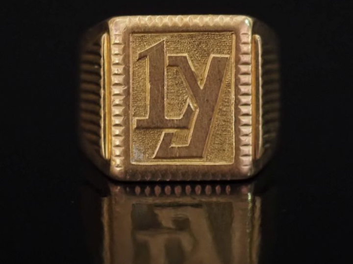 Bague de forme chevalière en or jaune 750, à décor de cannelures et de