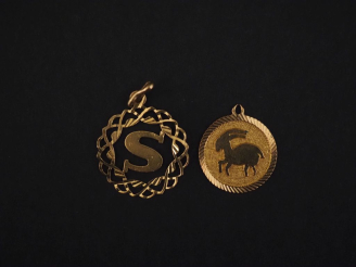 Vente aux enchères Ensemble comprenant :  - un pendentif rond en or jaune 750, à décor aj