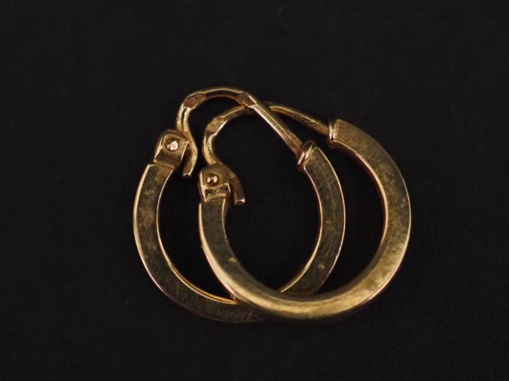 Paire de petites créoles en or jaune 750. Diam. 1,2 cm Poids. 0,96 g  