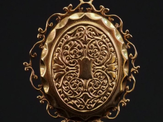 Vente aux enchères Pendentif ovale en or jaune 750, à décor de rinceaux feuillagés.  Joli