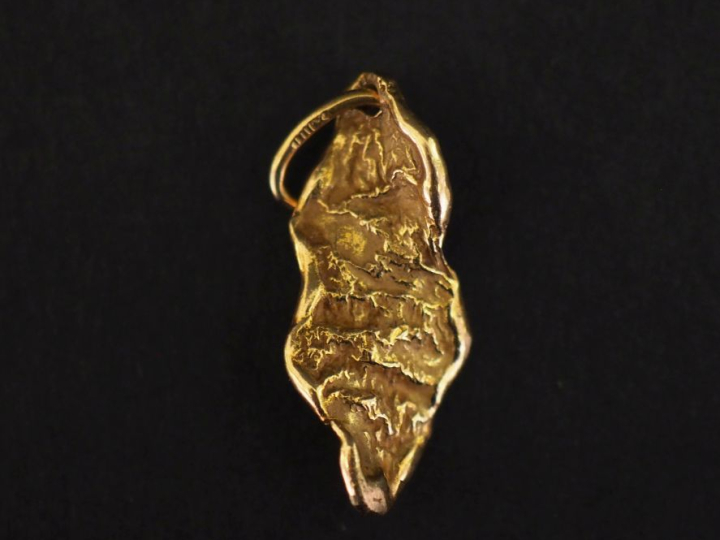 Pendentif de forme stylisée en or jaune 750.  2,1 x 0,9 cm Poids. 1,81