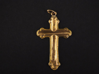Vente aux enchères Pendentif en forme de croix en or jaune 750.  Les extrémités de forme 