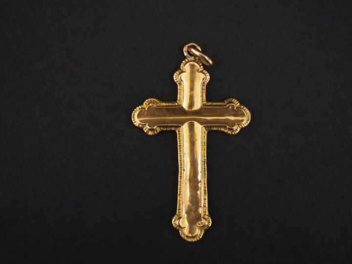 Pendentif en forme de croix en or jaune 750.  Les extrémités de forme 