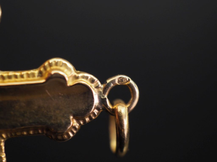 Pendentif en forme de croix en or jaune 750.  Les extrémités de forme 