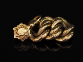 Vente aux enchères Ensemble comprenant :  - un perce oreille en or jaune 750, à décor d’é