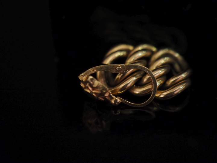 Ensemble comprenant :  - un perce oreille en or jaune 750, à décor d’é