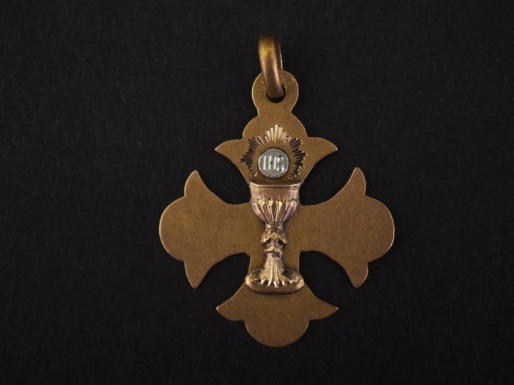 Pendentif religieux en forme de croix en or jaune 750, à décor en son 
