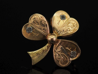 Vente aux enchères Broche en or 750, en forme de trèfle à trois feuills, à décor gravé de