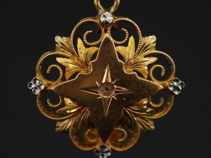 Pendentif ajouré en or jaune 750, à décor de feuillage, d'enroulements