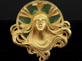 Vente aux enchères Broche Art Nouveau en or jaune 750 et émail translucide vert, à décor 