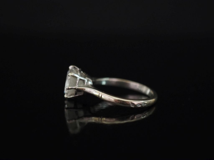 Bague de forme solitaire sertie en son centre d'un diamant taille rond