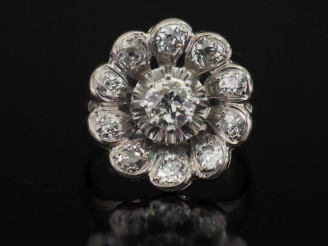 Vente aux enchères Ravissante bague de forme marguerite en platine et or blanc 750, serti