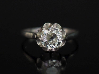 Vente aux enchères Bague de forme solitaire en or blanc 750, sertie en son centre d’un di