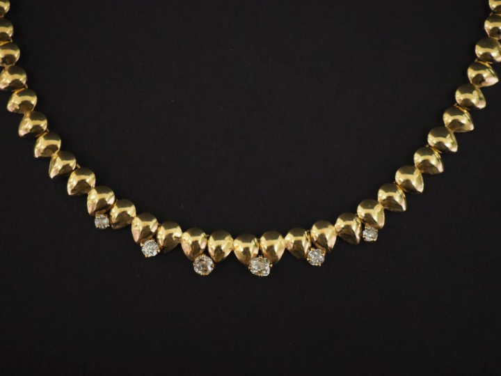Collier articulé en or jaune 750, composé de maillons pastilles et agr