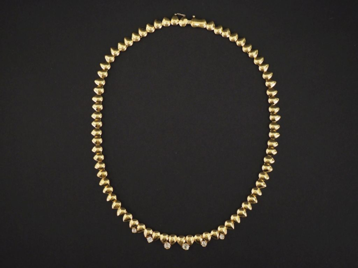 Collier articulé en or jaune 750, composé de maillons pastilles et agr