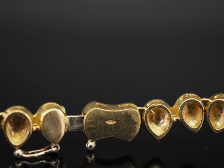 Collier articulé en or jaune 750, composé de maillons pastilles et agr