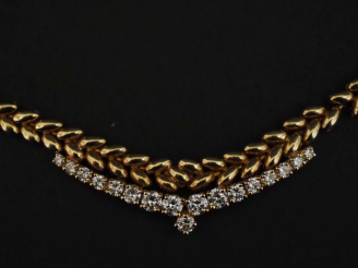 Vente aux enchères Collier souple en or jaune 750, maille épi, agrémenté en son centre d'