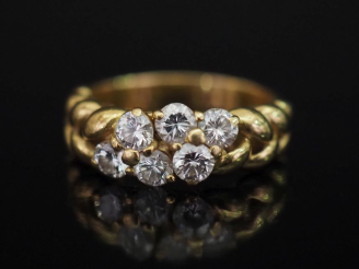 Vente aux enchères Bague jonc en or jaune 750, à décor de motif d'épi et sertie de six pe