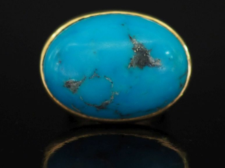 Vente aux enchères Importante bague en or jaune 750, sertie en son centre de turquoise en