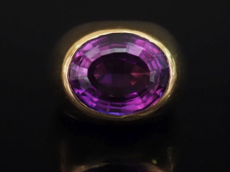 Vente aux enchères Bague dôme en or jaune 750, ornée en son centre d'une améthyste (?) se