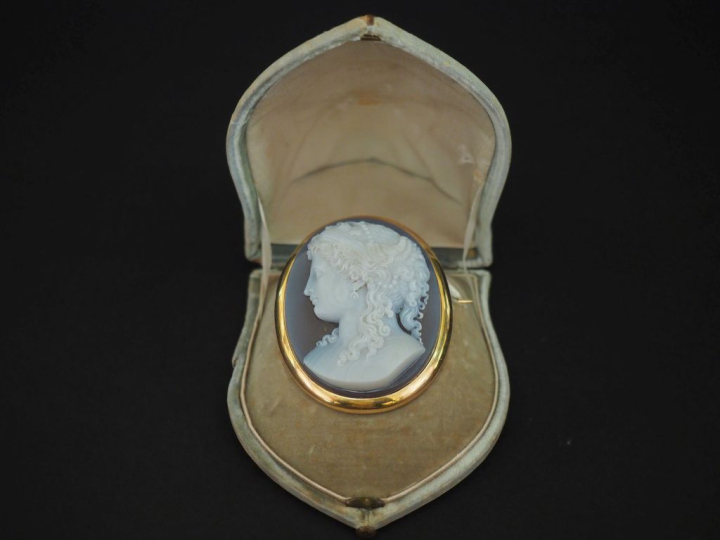 Importante broche de forme ovale en or jaune 750, sertie en son centre