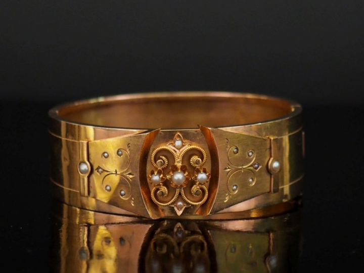 Bracelet manchette Napoléon III en or jaune 750, à décor gravé de moti