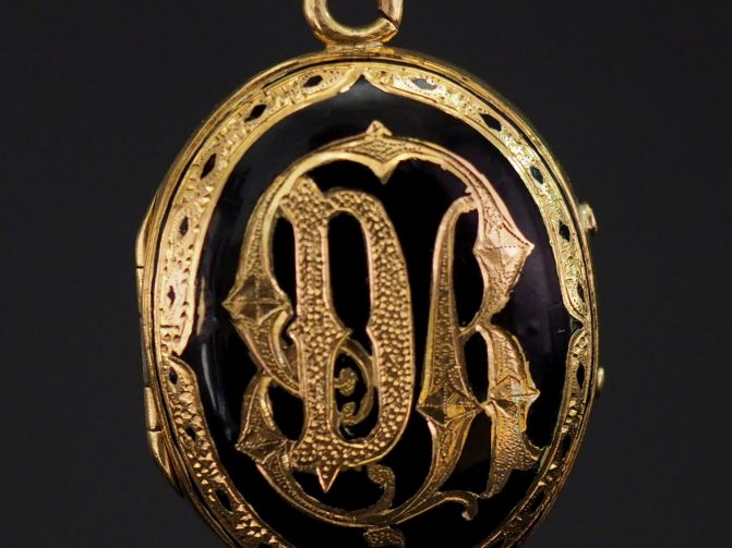 Pendentif porte-photo Napoléon III en or jaune 750 et émail noir, à dé