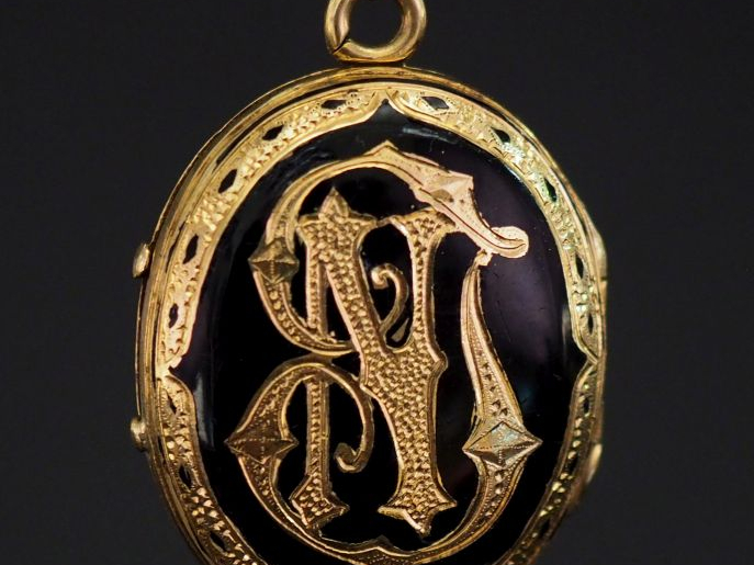 Pendentif porte-photo Napoléon III en or jaune 750 et émail noir, à dé