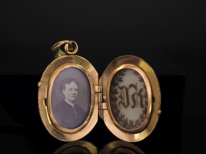 Pendentif porte-photo Napoléon III en or jaune 750 et émail noir, à dé