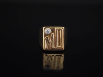 Vente aux enchères Bague de forme chevalière en or jaune 750, agémentée d'un diamant sert
