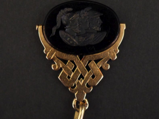 Vente aux enchères Pendentif en or jaune 750, orné d'une intaille amovible figurant trois