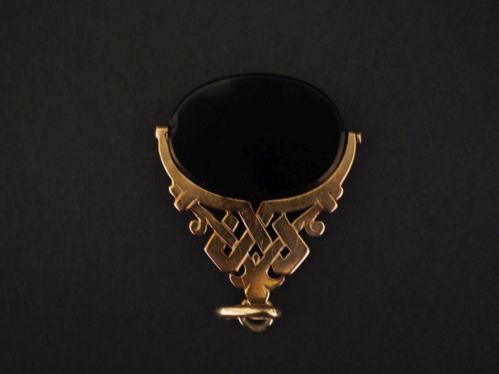 Pendentif en or jaune 750, orné d'une intaille amovible figurant trois
