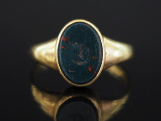 Vente aux enchères Bague de forme chevalière en or jaune 750, sertie en son centre de jas