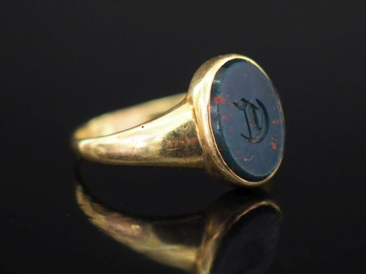 Bague de forme chevalière en or jaune 750, sertie en son centre de jas