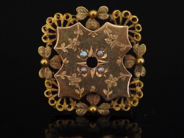 Broche Napoléon III en or jaune 750, à décor gravé en son centre de fl