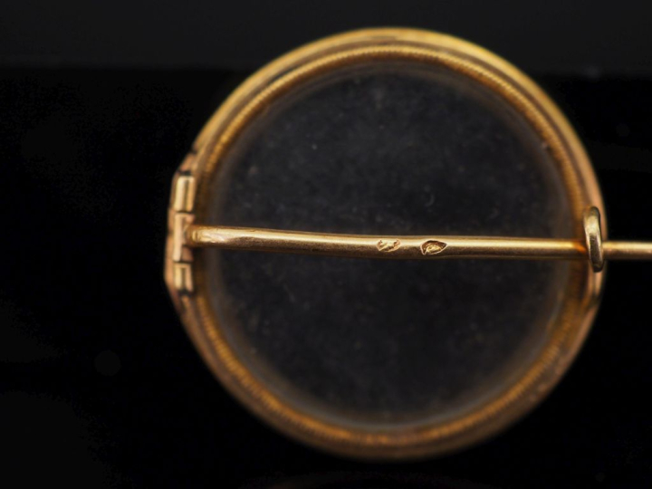 Broche en or jaune 750, et verre. Diam. 2,4 cm Poids tel. 7,56 g   