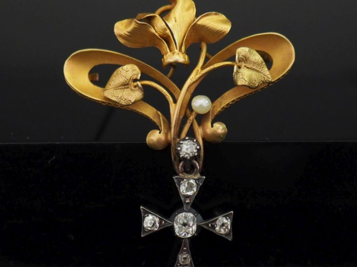 Broche de style Art Nouveau en or jaune 750, à décor ajouré d’iris, ag